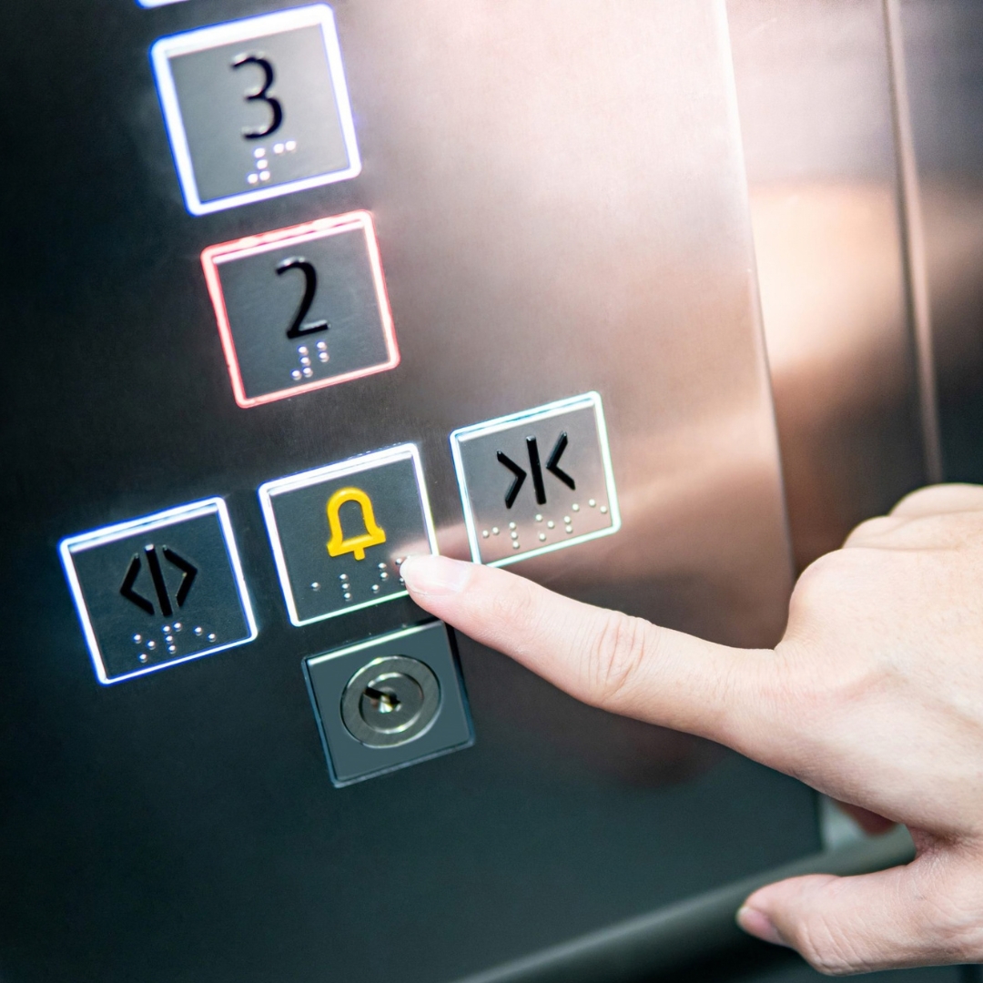 Iemand drukt de noodknop in de lift in